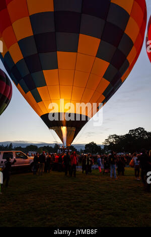 Menge beobachten Heißluftballons starten. Stockfoto