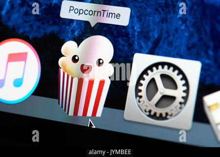 New York, USA - 18. August 2017: Popcorntime Film Service auf dem Laptop Bildschirm schließen. Film ansehen auf popcorntime Anwendung Stockfoto