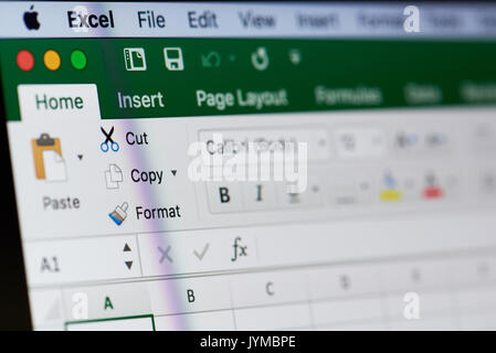 New York, USA - 18. August 2017: Microsoft Excel Menü auf dem Laptop Bildschirm schließen Stockfoto