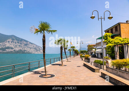 Promenadenstraße in Iseo Stadt am Lago d'Iseo See, Lombardei, Italien. Berühmte italienische Resort. Der Iseosee (Lago d'Iseo) ist die 4. größte See in der Lombardei Stockfoto