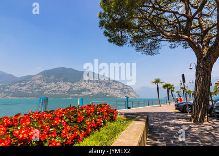 Promenadenstraße in Iseo Stadt am Lago d'Iseo See, Lombardei, Italien. Berühmte italienische Resort. Der Iseosee (Lago d'Iseo) ist die 4. größte See in der Lombardei Stockfoto