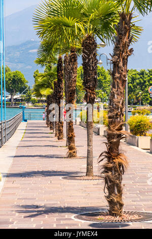 Promenadenstraße in Iseo Stadt am Lago d'Iseo See, Lombardei, Italien. Berühmte italienische Resort. Der Iseosee (Lago d'Iseo) ist die 4. größte See in der Lombardei Stockfoto