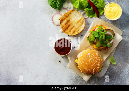 Eine köstliche frische hausgemachte Hamburger auf ein Schiefer oder Tisch aus Stein. Stockfoto