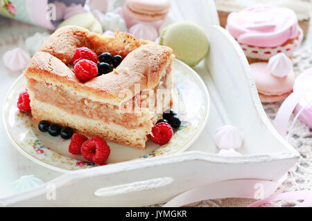 Apfelkuchen mit Himbeeren und Blaubeeren eingerichtet, französisch Makronen um. Geburtstag Tisch. Stockfoto