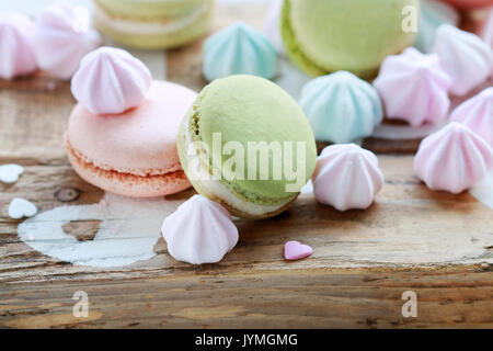 Französische Makronen und Baiser. Stockfoto