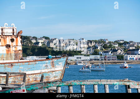 Schiffswrack am Hafen. Camaret-sur-Mer, Finistère, Bretagne, Frankreich. Stockfoto