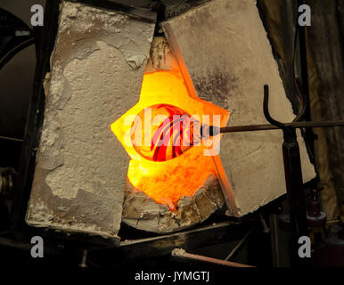 Handgefertigte Abbildung des geschmolzenen Glas, ein Glas Gebläse arbeiten geschmolzenes Glas auf eine Stange Stockfoto