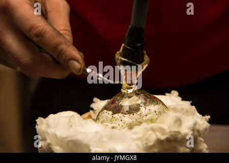 Handgefertigte Abbildung des geschmolzenen Glas, ein Glas Gebläse arbeiten geschmolzenes Glas auf eine Stange Stockfoto