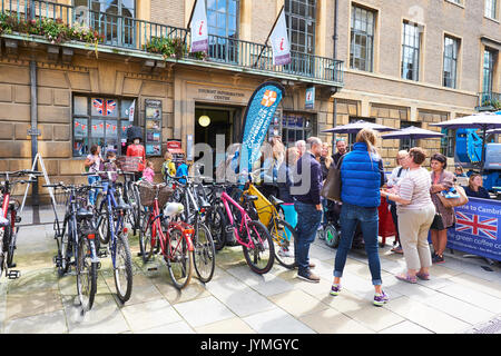 Touristen sammeln für Ihre geführte Tour außerhalb des Tourist Information Centre, Erbsen Hill, Cambridge, Großbritannien Stockfoto