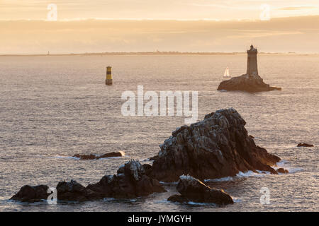 Vieille Leuchtturm von Raz Punkt bei Sonnenuntergang. Plogoff, Finistère, Bretagne, Frankreich. Stockfoto