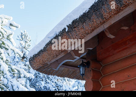 Holz- log Reetdach, im Schnee im Winter Stockfoto