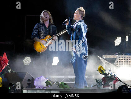 Rosa führt auf der Bühne am Supervene V Festival im Hylands Park, Chelmsford. Stockfoto