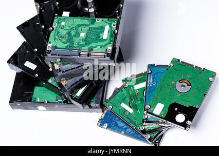 Stapel von alten Festplatten auf weißem Hintergrund Stockfoto