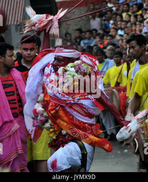 Guwahati, Indien. 19 Aug, 2017. Ein Priester führt einen Tanz mit einer Ziege während des 3. Tag der Deodhani Festival in der Kamakhya Tempels in Guwahati am Samstag, 19. August 2017. Das Festival ist gehalten, die Anbetung der Schlange Göttin Kamakhya, während der Ziegen und Tauben angeboten und geopfert. Credit: Rajib Jyoti Sarma/Pacific Press/Alamy leben Nachrichten Stockfoto