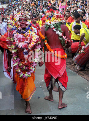 Guwahati, Indien. 19 Aug, 2017. Ein Priester führt einen Tanz mit einer Ziege während des 3. Tag der Deodhani Festival in der Kamakhya Tempels in Guwahati am Samstag, 19. August 2017. Das Festival ist gehalten, die Anbetung der Schlange Göttin Kamakhya, während der Ziegen und Tauben angeboten und geopfert. Credit: Rajib Jyoti Sarma/Pacific Press/Alamy leben Nachrichten Stockfoto