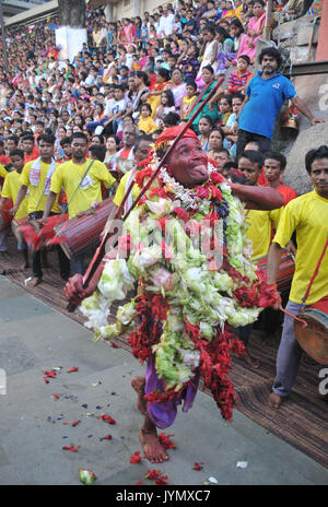 Guwahati, Indien. 19 Aug, 2017. Ein Priester führt einen Tanz mit einer Ziege während des 3. Tag der Deodhani Festival in der Kamakhya Tempels in Guwahati am Samstag, 19. August 2017. Das Festival ist gehalten, die Anbetung der Schlange Göttin Kamakhya, während der Ziegen und Tauben angeboten und geopfert. Credit: Rajib Jyoti Sarma/Pacific Press/Alamy leben Nachrichten Stockfoto