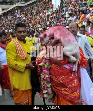 Guwahati, Indien. 19 Aug, 2017. Ein Priester führt einen Tanz mit einer Ziege während des 3. Tag der Deodhani Festival in der Kamakhya Tempels in Guwahati am Samstag, 19. August 2017. Das Festival ist gehalten, die Anbetung der Schlange Göttin Kamakhya, während der Ziegen und Tauben angeboten und geopfert. Credit: Rajib Jyoti Sarma/Pacific Press/Alamy leben Nachrichten Stockfoto