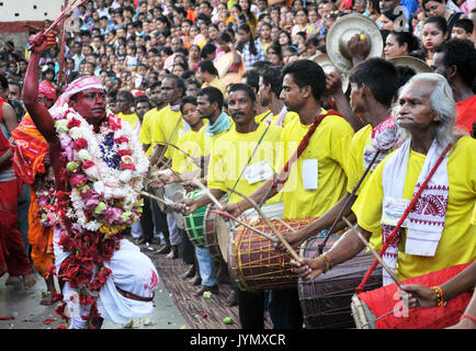 Guwahati, Indien. 19 Aug, 2017. Ein Priester führt einen Tanz mit einer Ziege während des 3. Tag der Deodhani Festival in der Kamakhya Tempels in Guwahati am Samstag, 19. August 2017. Das Festival ist gehalten, die Anbetung der Schlange Göttin Kamakhya, während der Ziegen und Tauben angeboten und geopfert. Credit: Rajib Jyoti Sarma/Pacific Press/Alamy leben Nachrichten Stockfoto