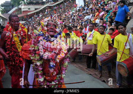 Guwahati, Indien. 19 Aug, 2017. Ein Priester führt einen Tanz mit einer Ziege während des 3. Tag der Deodhani Festival in der Kamakhya Tempels in Guwahati am Samstag, 19. August 2017. Das Festival ist gehalten, die Anbetung der Schlange Göttin Kamakhya, während der Ziegen und Tauben angeboten und geopfert. Credit: Rajib Jyoti Sarma/Pacific Press/Alamy leben Nachrichten Stockfoto