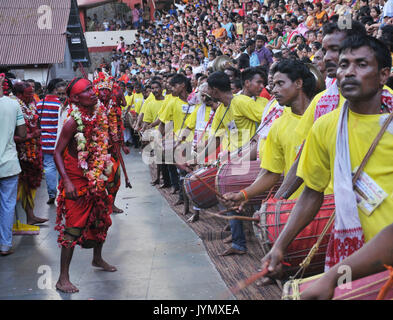 Guwahati, Indien. 19 Aug, 2017. Ein Priester führt einen Tanz mit einer Ziege während des 3. Tag der Deodhani Festival in der Kamakhya Tempels in Guwahati am Samstag, 19. August 2017. Das Festival ist gehalten, die Anbetung der Schlange Göttin Kamakhya, während der Ziegen und Tauben angeboten und geopfert. Credit: Rajib Jyoti Sarma/Pacific Press/Alamy leben Nachrichten Stockfoto