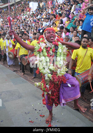 Guwahati, Indien. 19 Aug, 2017. Ein Priester führt einen Tanz mit einer Ziege während des 3. Tag der Deodhani Festival in der Kamakhya Tempels in Guwahati am Samstag, 19. August 2017. Das Festival ist gehalten, die Anbetung der Schlange Göttin Kamakhya, während der Ziegen und Tauben angeboten und geopfert. Credit: Rajib Jyoti Sarma/Pacific Press/Alamy leben Nachrichten Stockfoto