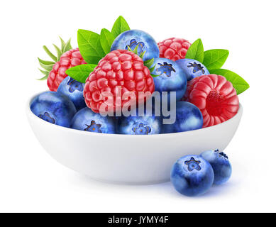 Isolierte Beeren. Stapel von frischen Heidelbeeren und Himbeeren in Keramik Schüssel auf weißem Hintergrund mit Freistellungspfad isoliert Stockfoto