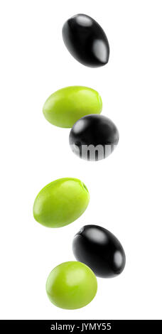 Fallende Oliven isoliert. Der schwarze und grüne Oliven Früchte in der Luft auf weißem Hintergrund mit Freistellungspfad isoliert Stockfoto