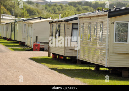 Statische Wohnwagen auf einer großen Ferienanlage oder Touring Park mit Ferienwohnungen und lässt für die Urlaubszeit. vorübergehende Unterkunft für Fernbleiben Stockfoto