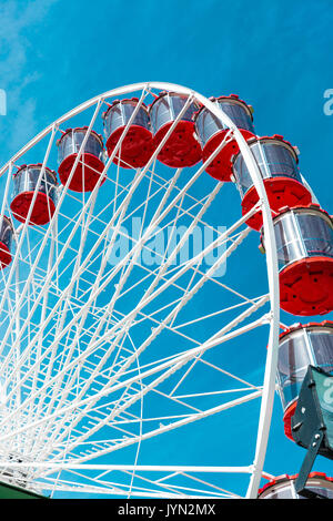 Rote und weiße Riesenrad gegen den blauen Himmel, London, England, UK. Stockfoto