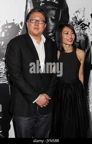 NEW YORK, NY - AUGUST 17: Produzent Roy Lee mit Gast besucht die 'Death Note' New York Premiere bei AMC Loews Lincoln Square 13 Theater am 17. August Stockfoto