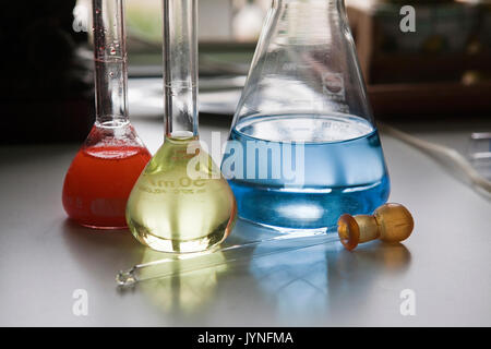 Chemisches Labor Flaschen mit flüssigem Glänzend Stockfoto