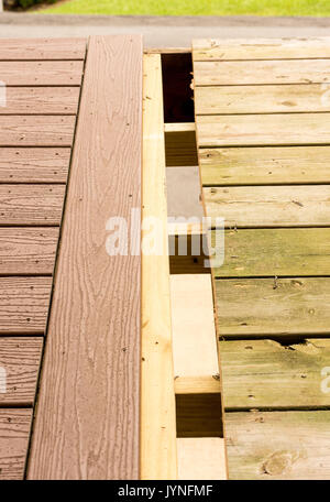 Austausch der alten Holzterrasse mit Verbundwerkstoffen Stockfoto