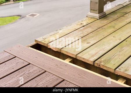 Austausch der alten Holzterrasse mit Verbundwerkstoffen Stockfoto