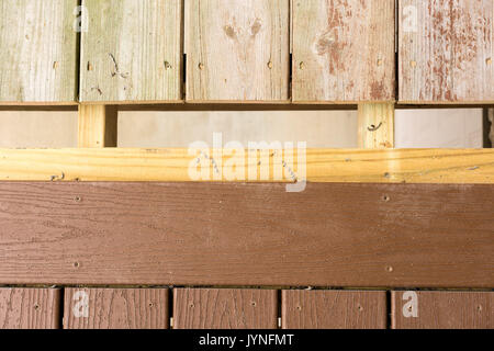 Austausch der alten Holzterrasse mit Verbundwerkstoffen Stockfoto