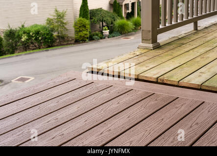 Austausch der alten Holzterrasse mit Verbundwerkstoffen Stockfoto