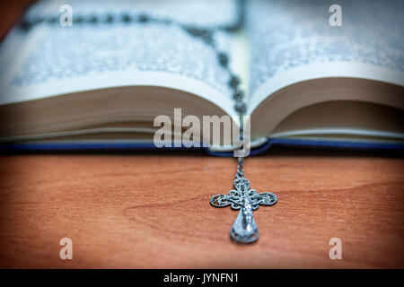 Metallische rosenkranz zwischen den Seiten eines Bibel, Spanien Stockfoto