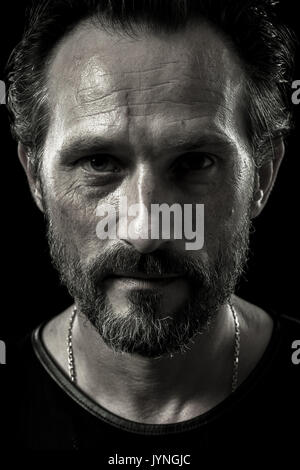 Monochrome Portrait von selbstbewussten brutalen Mann. Stockfoto