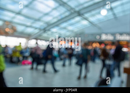 Wandern Menschen in Flughafen auf verschwommenen Hintergrund. Stockfoto