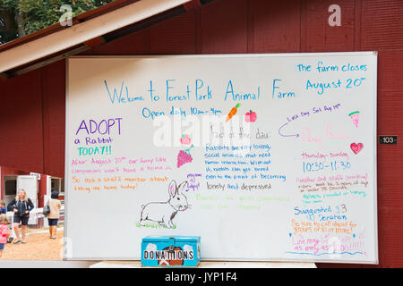 Die Farm der Tiere Weiß Information Board auf Rote Scheune Stockfoto