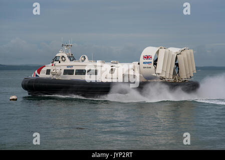 Solent Flyer Hovercraft macht eine morgendliche Abfahrt von Portsmouth & Southsea Hovercraft Terminal, Großbritannien am 16. August 2017. Stockfoto