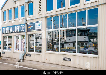 Reflexion der Schiffe im Hafen von Seattle's Fischer Terminal Fenster Office Stockfoto