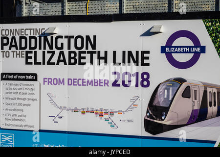 Neue Elizabeth Line Display Board außerhalb von Paddington Station, London, England, Großbritannien Stockfoto