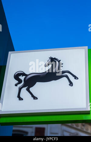 Lloyds Bank Logo außerhalb einer Niederlassung auf der Oxford Street, London, England, Großbritannien Stockfoto