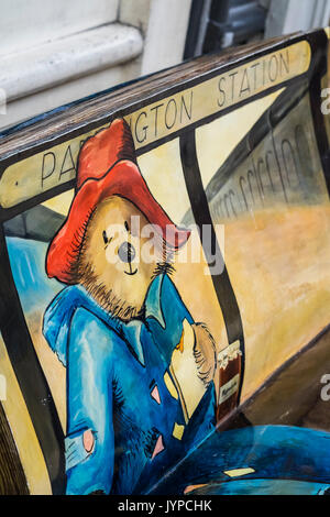 Paddington Bär am Bahnhof Paddington, London, England, Großbritannien Stockfoto