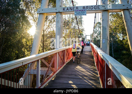 Kanes Brücke, eine Fußgänger-span Suspension Bridge über den Fluss Yarra mit Familie überqueren, am Yarra Bend Park, Melbourne, Victoria, Austr Stockfoto