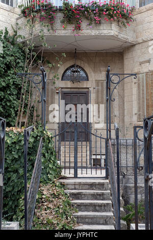 Eingang des ehemaligen Arabischen Villa von al-khalili Familie in 45 Rachel Imenu Straße in Katamon oder Qatamon Nachbarschaft im frühen 20. Jahrhundert niedergelassen und wurde von reichen christlichen Araber, die während der israelischen Krieg 1948 der Unabhängigkeit geflohen besiedelt. West Jerusalem Israel Stockfoto