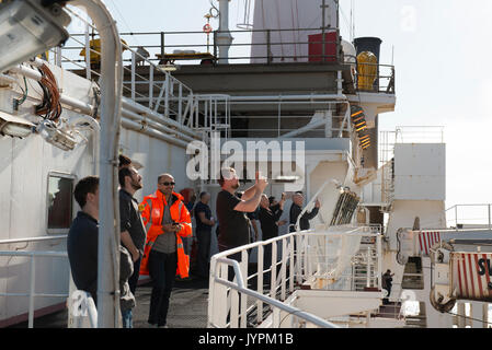 Arbeitnehmer an Bord der Saipem S7000 schweres Schiff unter Einhaltung einer schweren Kran heben. Credit: LEE RAMSDEN/ALAMY Stockfoto