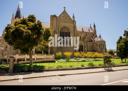 Seitliche Sicht auf die St. Mary's Cathedral in Perth, Western Australia Stockfoto