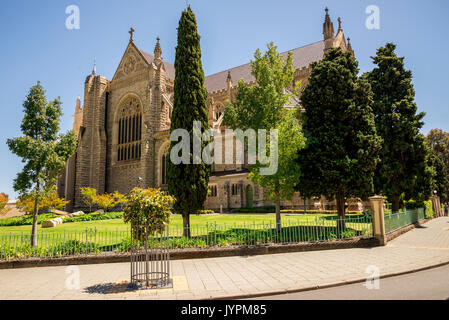 Seitliche Sicht auf die St. Mary's Cathedral und Gärten in der Stadt Perth, Western Australia Stockfoto