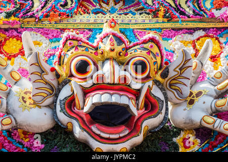 Spektakuläre Farben für eine königliche Einäscherung, Ubud, Bali, Indonesien Stockfoto